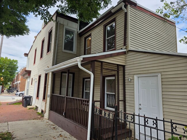 Building Photo - 450 S Heald St