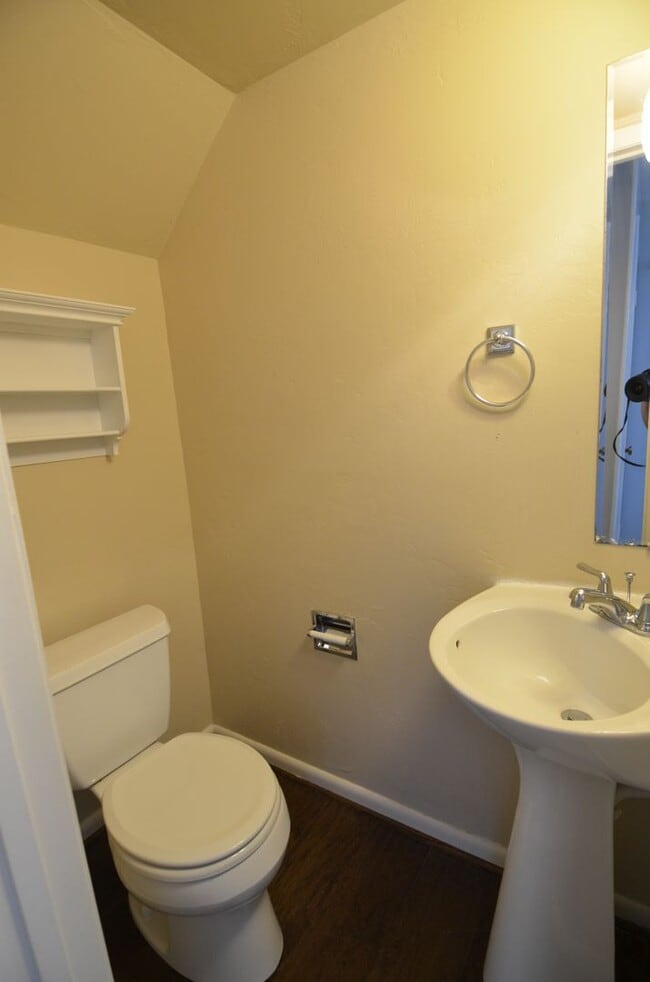 Building Photo - Cute, Spacious 3 BD Townhouse Near UNC and I-40!