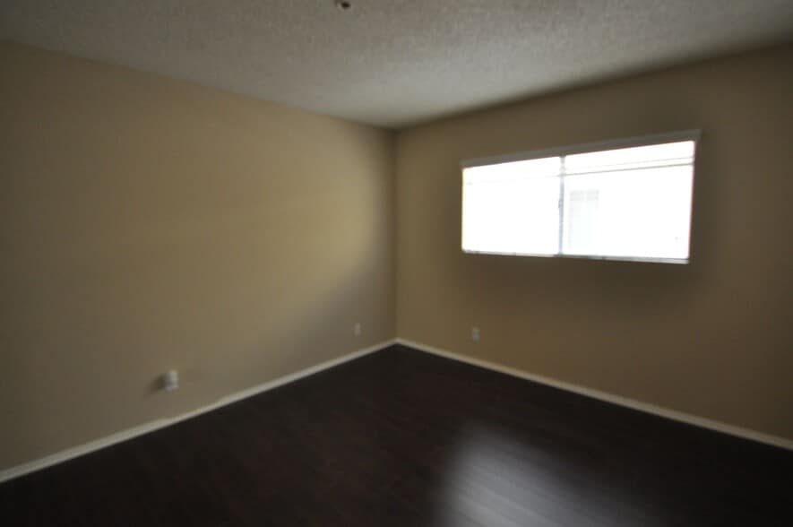 Building Photo - 11505 Riverside Dr