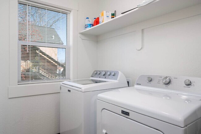 Building Photo - Downtown furnished rental w/ all utilities included (avail. Oct. thru May only)