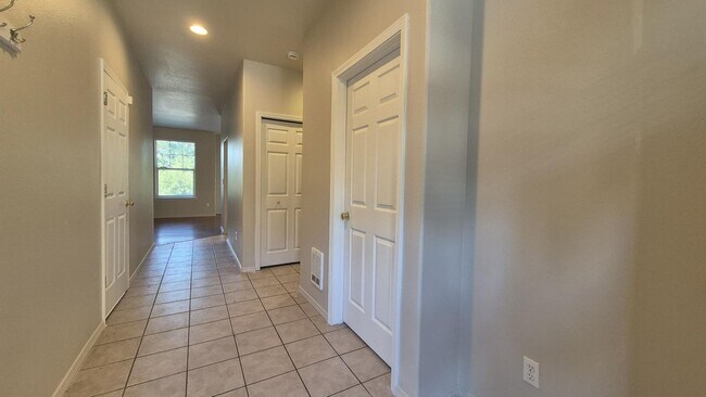 Building Photo - Edgefield Town Home Just steps away from McMenamins Edgefield, and Old Town Troutdale