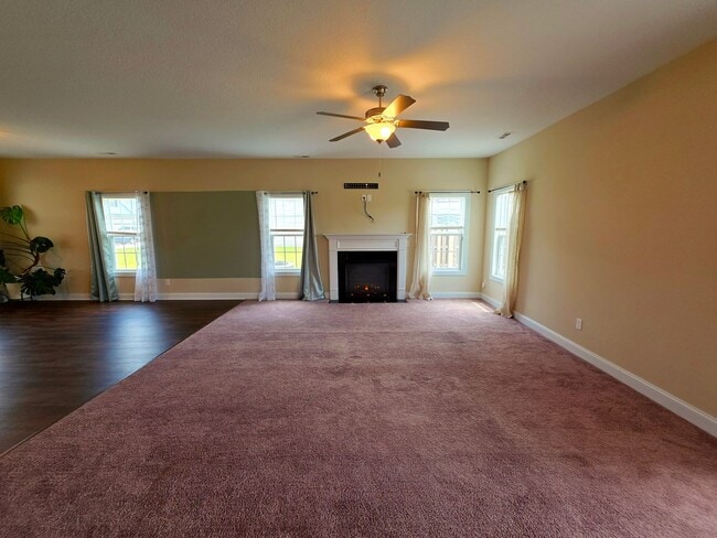 Building Photo - 4 BD in Stateside