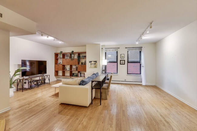 Building Photo - 2100 N Lincoln Park W