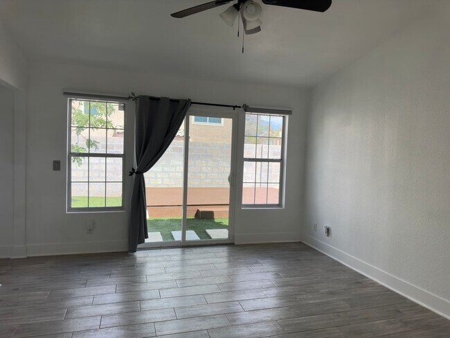 Building Photo - Updated Single Story, 2 Bedroom Home in De...