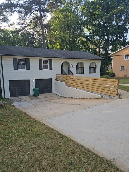Building Photo - 2347 Greenway Dr