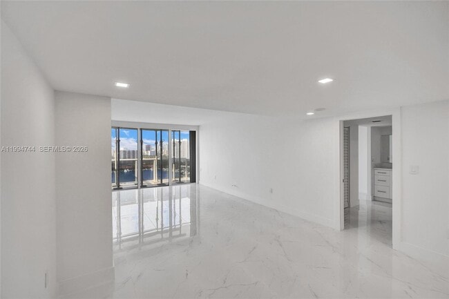 Building Photo - 3625 N Country Club Dr