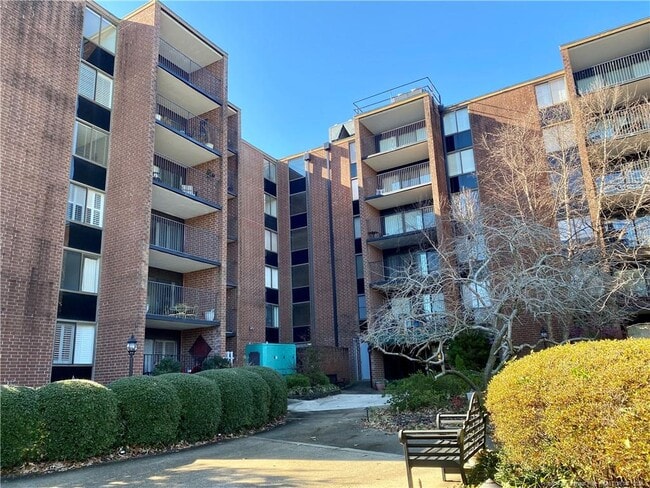 Building Photo - 1100 Clarendon St