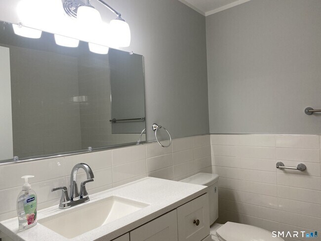 Building Photo - 421 Allen St