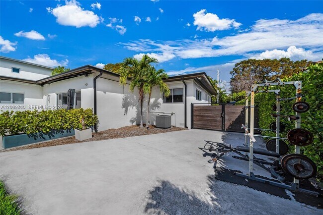 Building Photo - 3531 SW 1st Ave