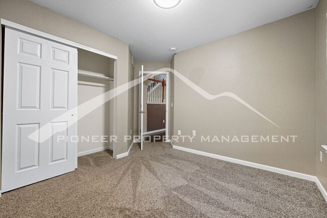 Building Photo - Gorgeous Townhouse with Gas Fireplace and ...