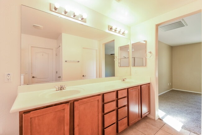 Building Photo - 2547 E Megan St