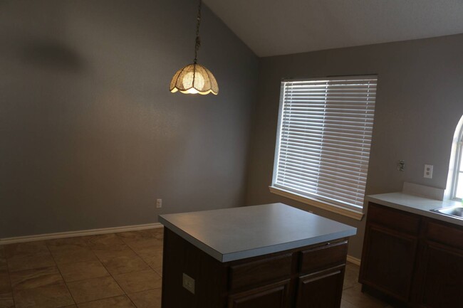 Building Photo - 4658 Essex Dr