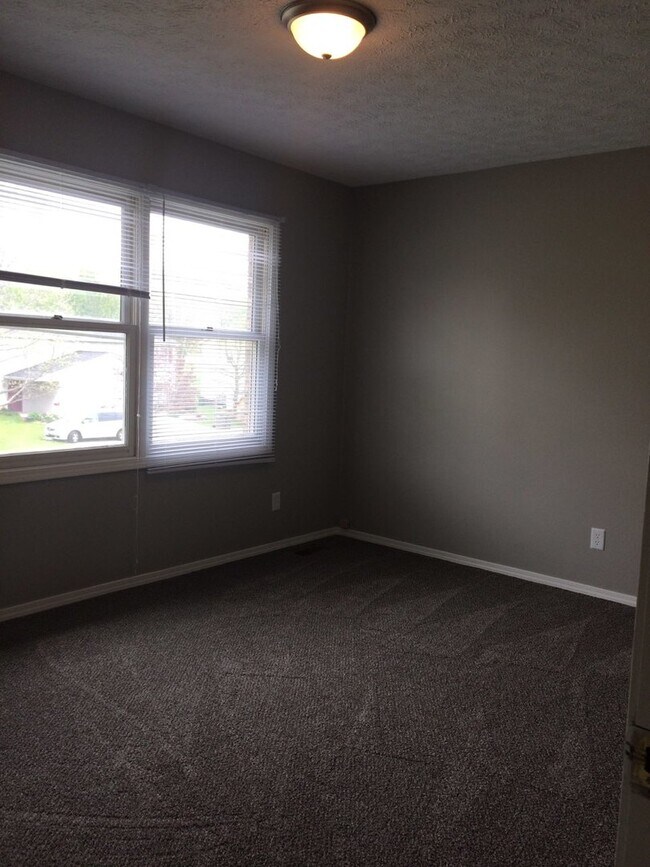 Building Photo - 3 bedroom, 1.5 bath town home located on B...