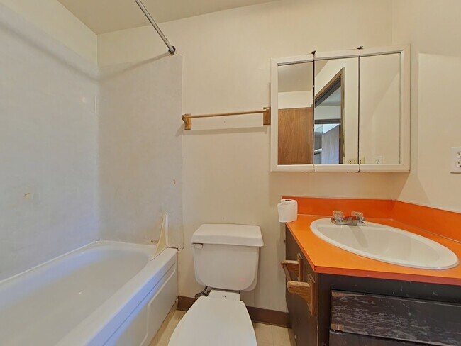 Building Photo - 2 Bedroom Townhouse ~ Centrally Located