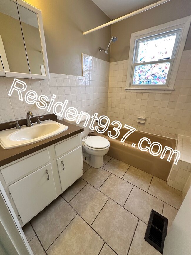 Building Photo - 3 Bed 1 bath