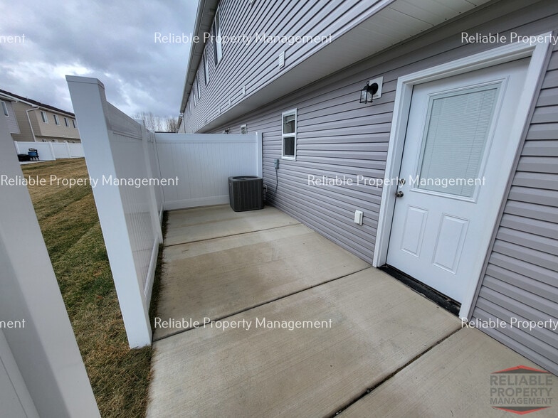 Building Photo - 2015 Lawrence Ln