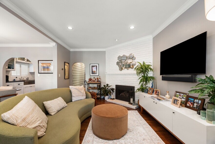 Building Photo - 330 28th St