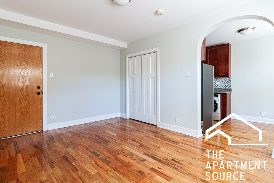 Building Photo - 560 W Arlington Pl