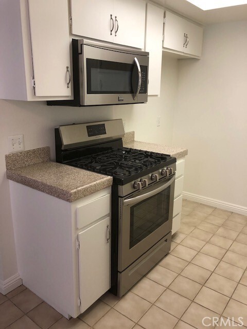 Building Photo - 207 W Marquita