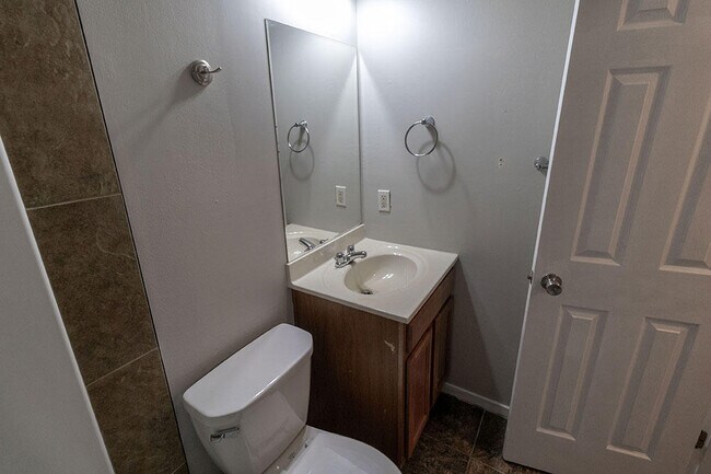 Building Photo - 1011 W Ash St