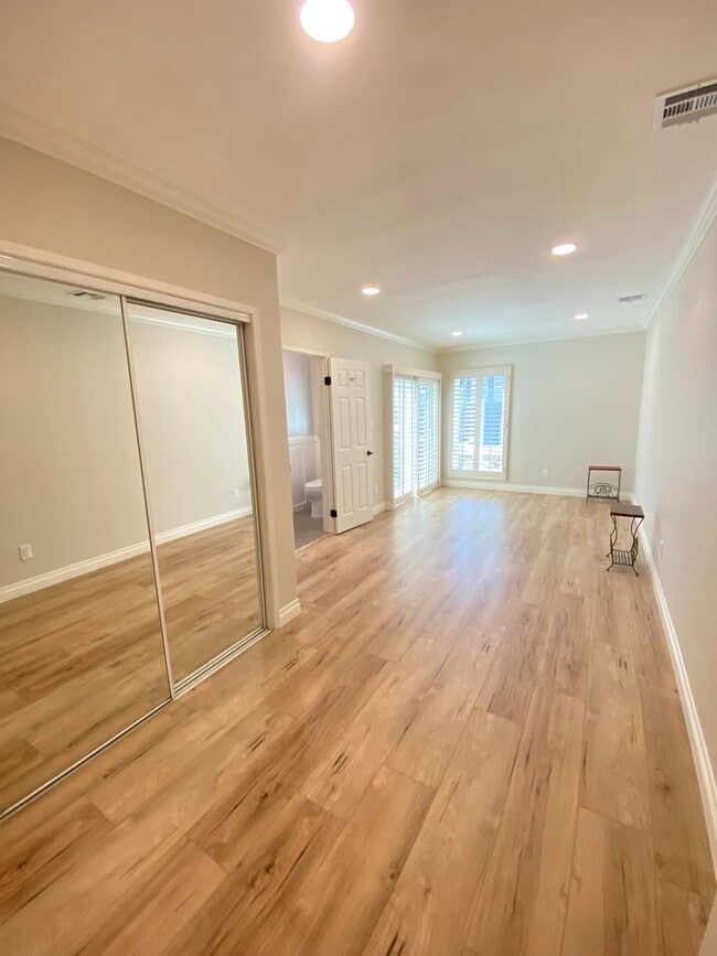 Building Photo - Beautifully Remodeled 3 Bedroom Naples Hou...