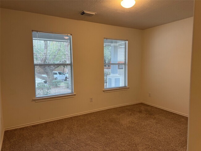 Building Photo - 10 Druids Glen Pl