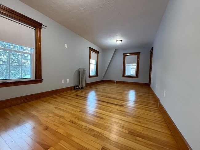 Building Photo - 58 Oxford St N