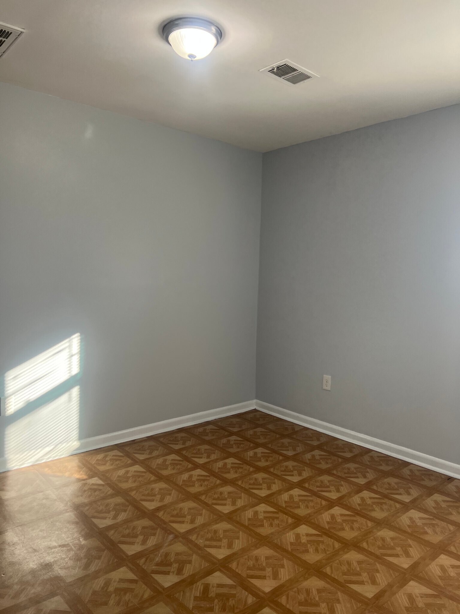 Building Photo - 305 W Oak St