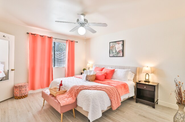 Building Photo - 531 W Del Campo Ave