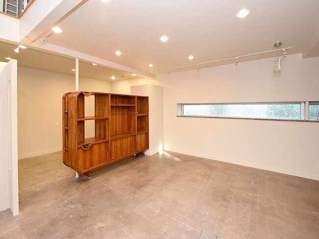 Building Photo - Cool House | 50% Off First Months Rent