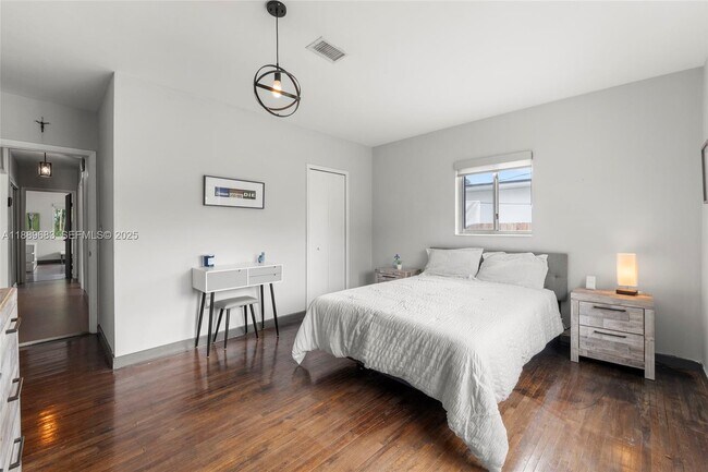 Building Photo - 425 NE 114th St