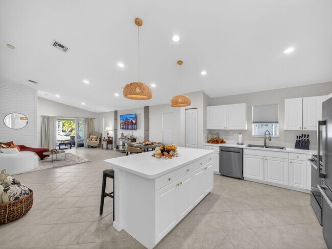 Building Photo - 2757 SW Versailles Terrace