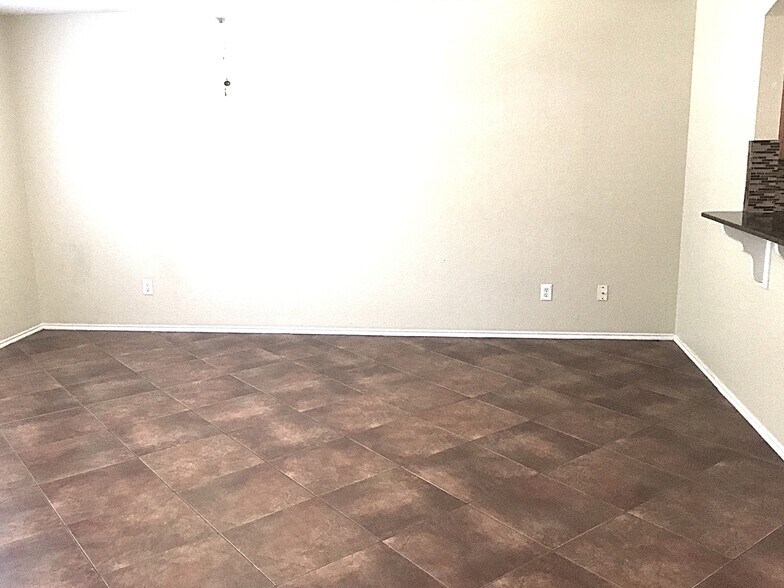 Building Photo - 216 Fall Creek Dr