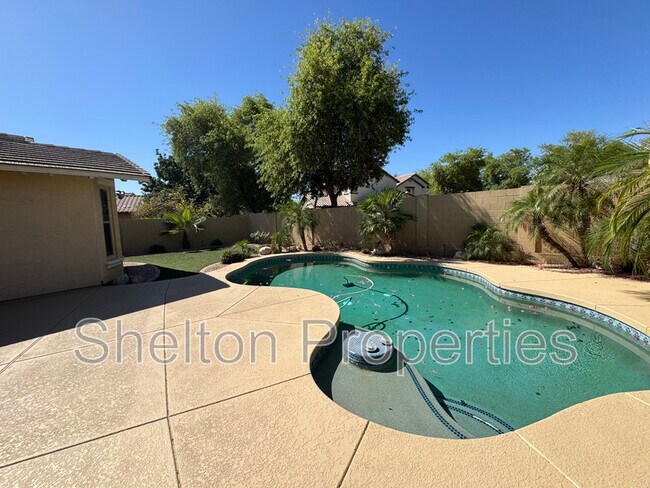 Building Photo - 20933 W Cora Vista