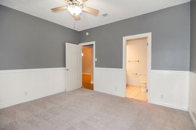 Building Photo - Second Floor, Corner Condo Unit - Move In Ready!