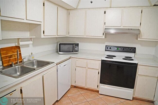 Building Photo - 525 N Ocean Blvd