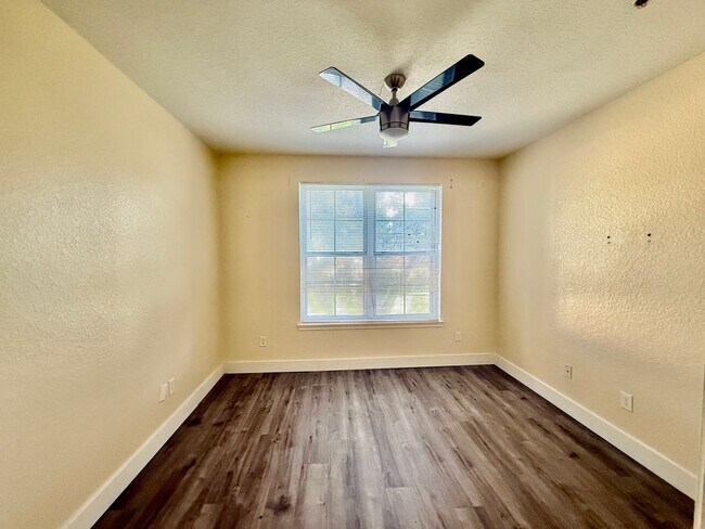 Building Photo - 860 N Orange Ave