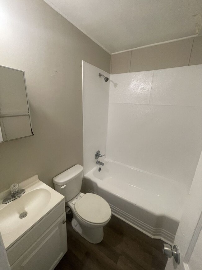 Building Photo - 1 Bd 1 Ba Duplex