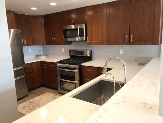 Building Photo - 736 Gould Ave