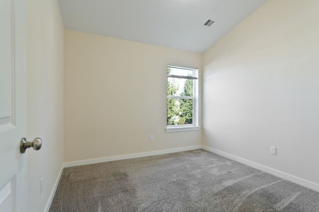 Building Photo - MOVE IN SPECIAL: HALF OFF FIRST MONTH'S RENT! 4 Bedroom 2.5 bath Duplex