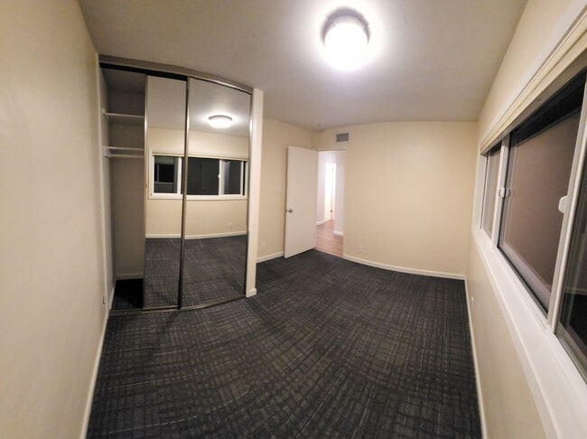 Building Photo - 5 bed 3.5 bath home close to campus!