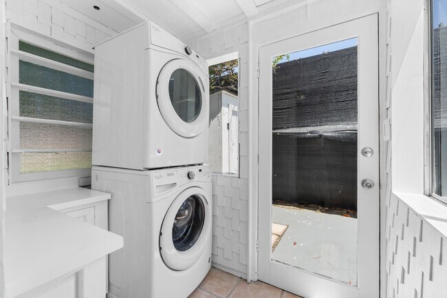 Building Photo - Charming 2 Bed 1 bath "fully furnished monthly rental" in La Jolla Village.