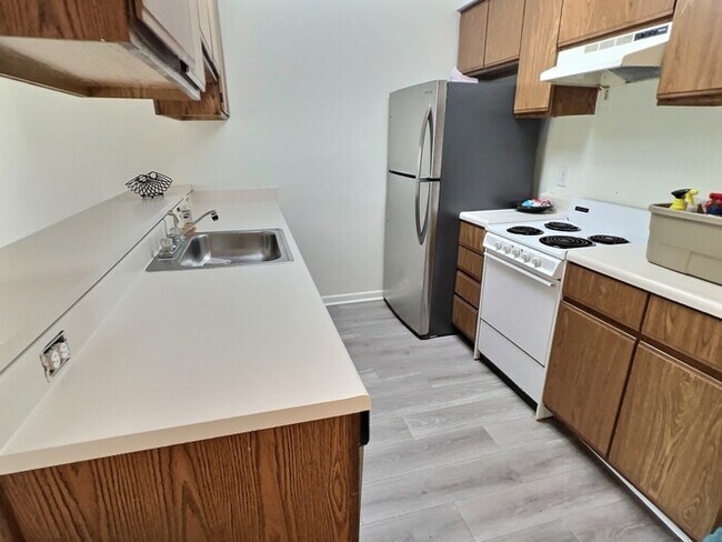 Building Photo - 3081 Huntleigh Dr