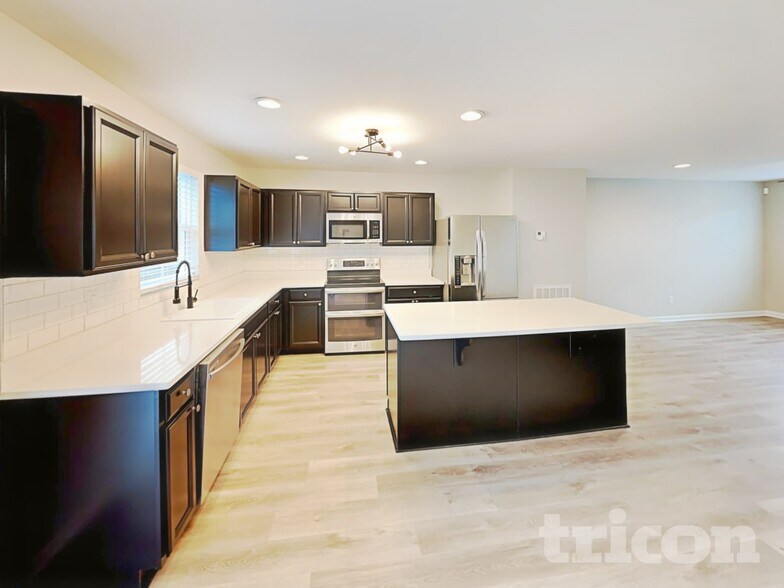 Building Photo - 1845 Belle Arbor Dr