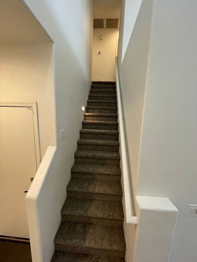 Building Photo - READY TO TOUR! Spacious 4 Bed 2 Bath Home in Phoenix