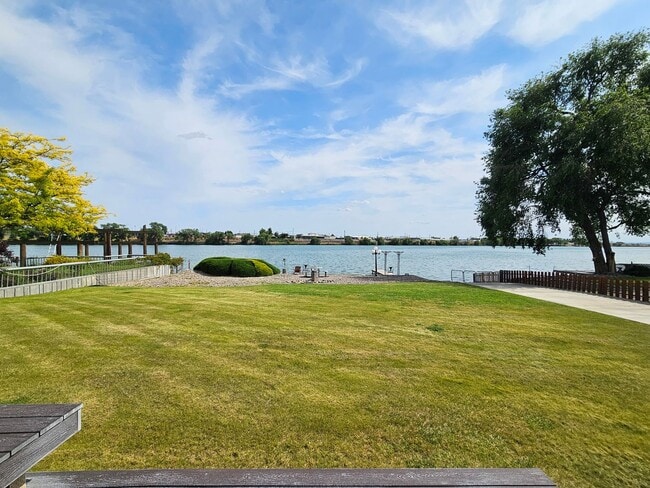Building Photo - Beautiful 4 Bedroom Home on the Lake-May Rent FREE!