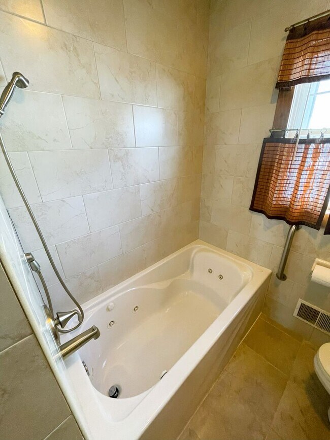 Building Photo - 5 Bed 2 Bath Annual Rental