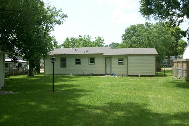 Building Photo - 500 Bluebonnet Dr