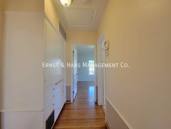 Building Photo - Beautiful Bixby Knolls 2 Bedroom Home with...