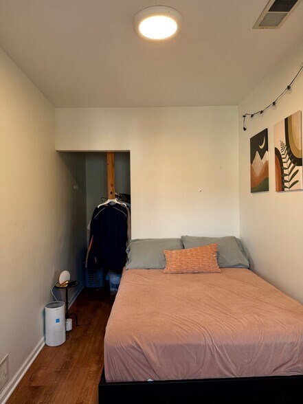 Building Photo - 2958 S Throop St